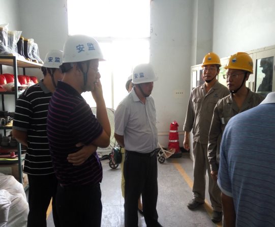 涪陵區迎接十九大安全穩定工作專項督查組第一組副組長、區委督查室主任周銀奎帶隊對我司為迎接十九大安全穩定工作開展情況2.jpg